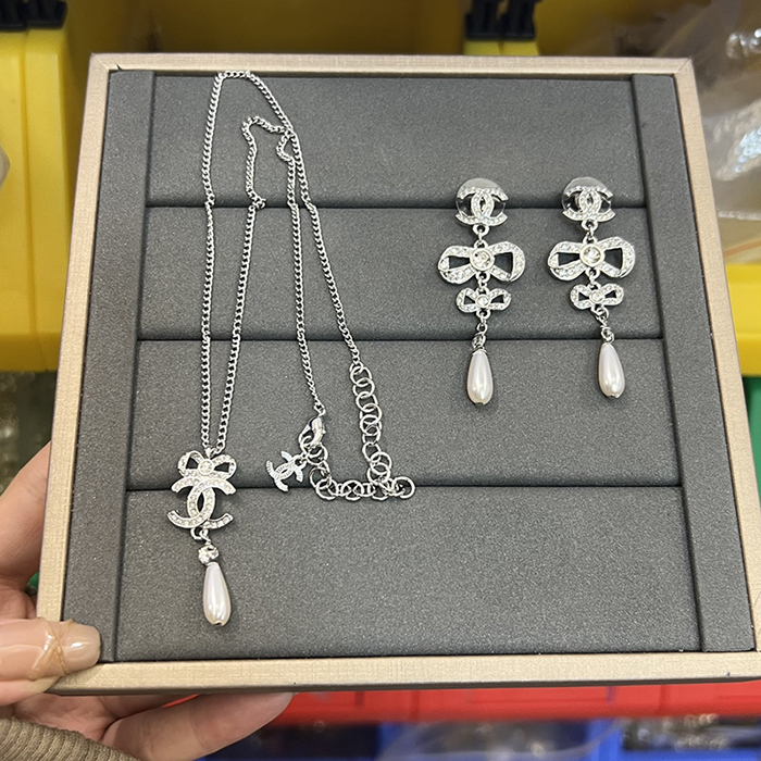 Chanel Silver bow necklace earrings-2184283