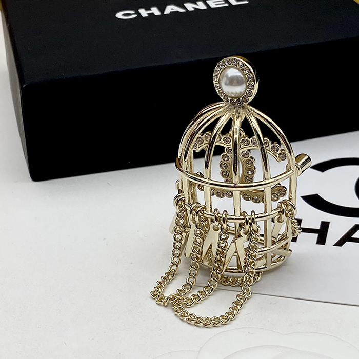 The new Chanel brooch-3936105